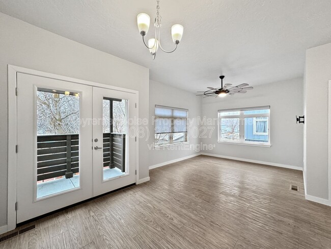 Building Photo - 4265 N Reed Ln