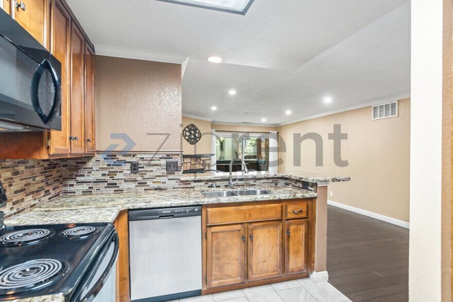 Building Photo - 2306 La Terrace Cir