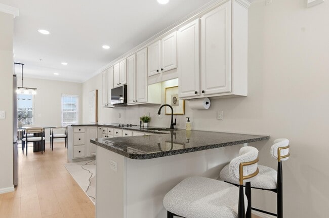 Building Photo - 531 Graten St