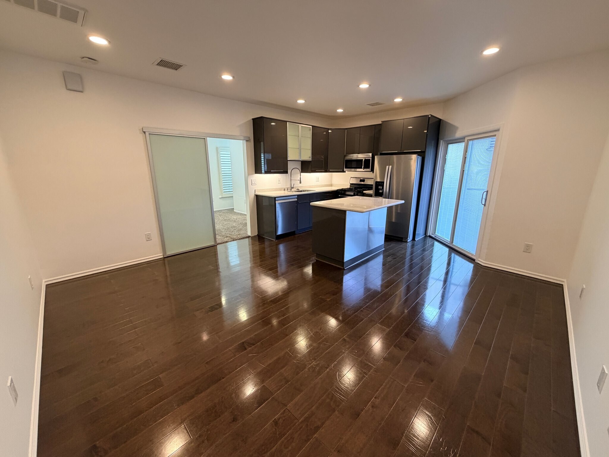 Building Photo - 1119 Poinsettia Dr