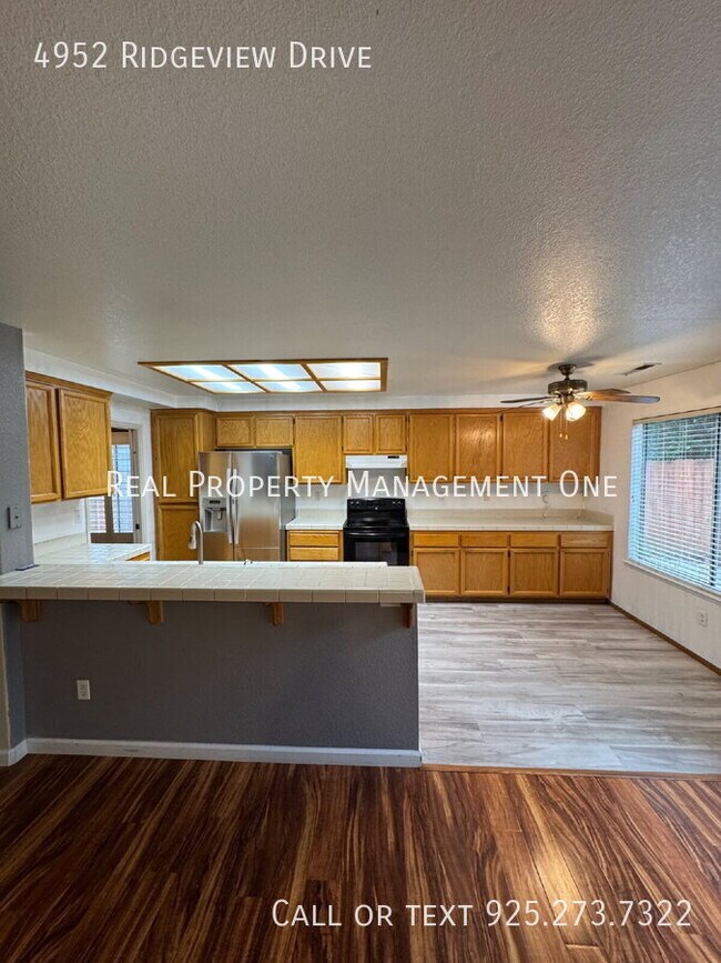 Building Photo - 4952 Ridgeview Dr