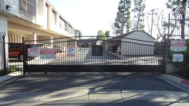 Building Photo - Remodeled, ground level, 1 bedroom, 1 bath condo in Lakeside Garden Grove Community