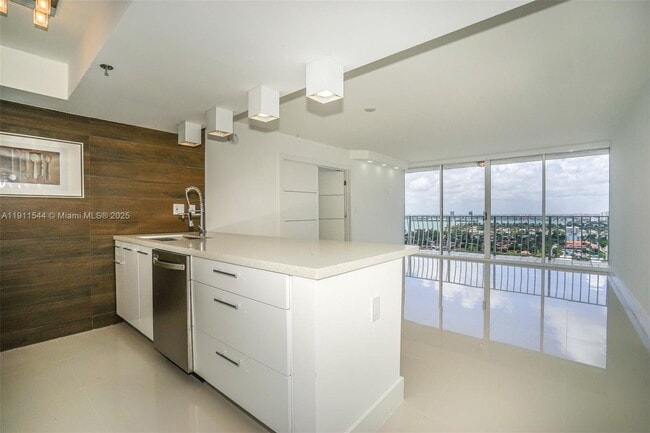 Building Photo - 7601 E Treasure Dr