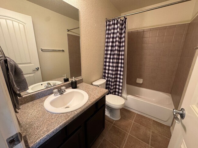 Building Photo - Spacious 3 Bed, 3 Bath Townhome with Rare ...