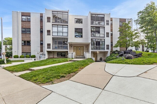 Building Photo - 1 Bedroom Condo Walking distance to UofD-T...