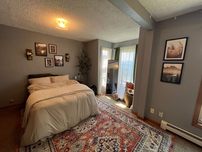 Building Photo - Upper Level 2 Bedroom Apartment - AVAILABLE JUNE