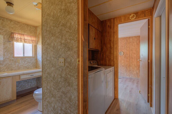 Building Photo - 162 Feathervale Dr