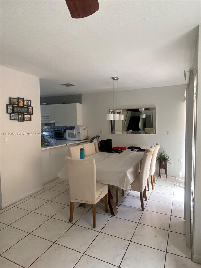 Building Photo - 6245 SW Kendale Lakes Cir