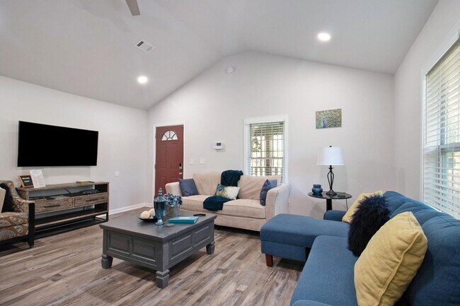 Building Photo - 213 Claire Dr SE