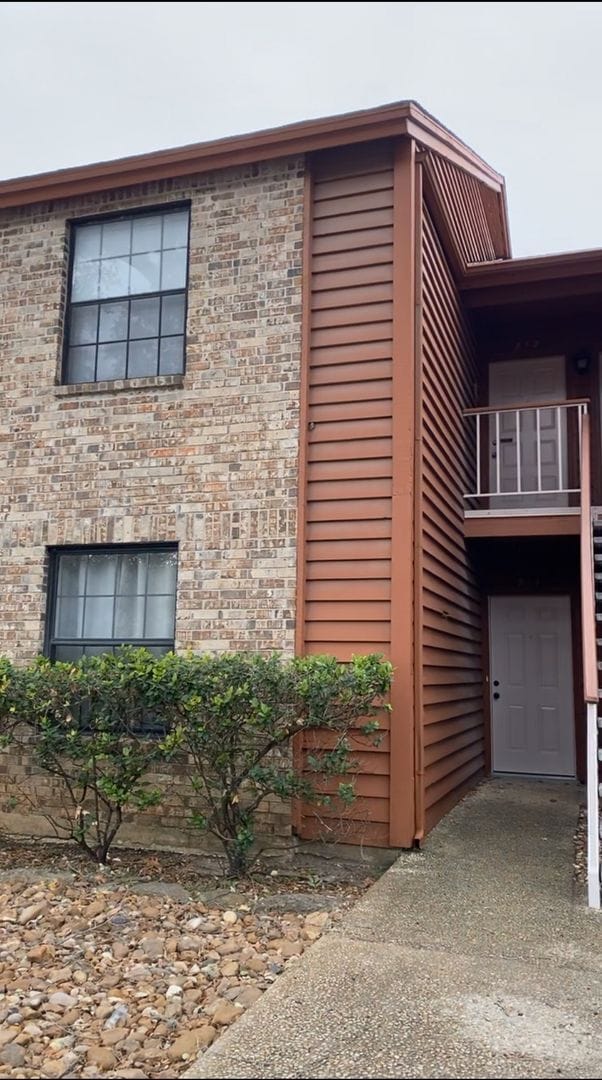 Building Photo - Country Hollow Condominiums