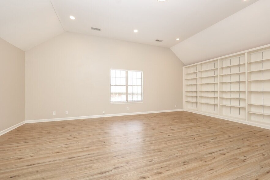 Building Photo - 6536 Broken Bow Dr