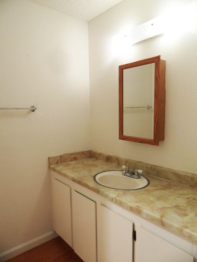 Building Photo - Cozy condominium in Blossom Valley. Hardwood floor, dishwasher, balcony.