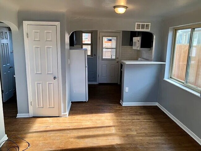 Building Photo - City Park Gem! Pet Friendly 2-bed 1-bath duplex with parking included!