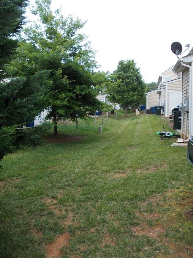 Building Photo - End Unit 2 story, 3 Bedroom Townhome near ...