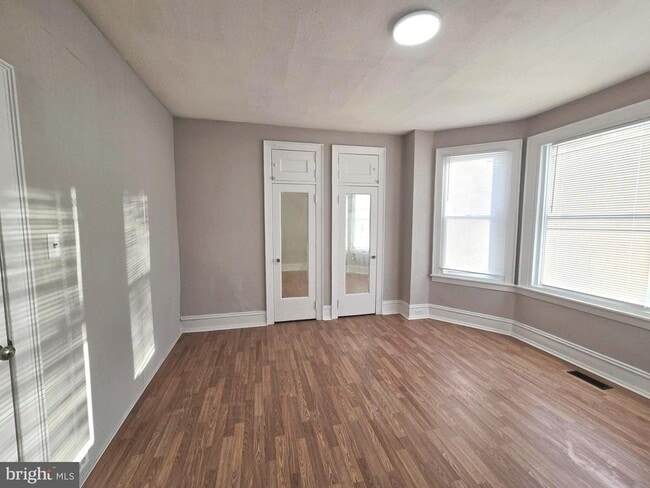 Building Photo - 5825 Ashland Ave