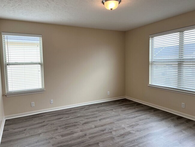 Building Photo - Falsetto Ln