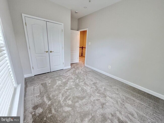 Building Photo - 300 Garden View Square