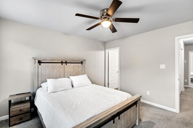 Building Photo - Furnished rental available now!!