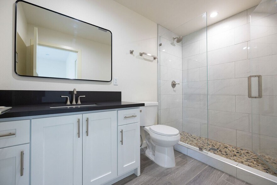 Building Photo - 1130 W 39th St