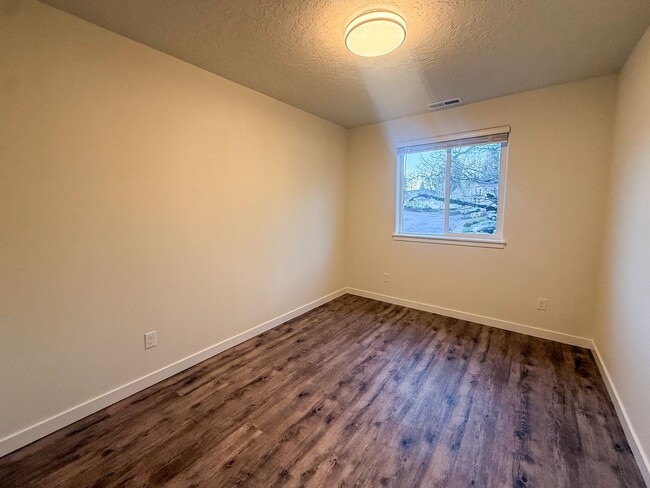 Building Photo - 505-507 NW Hillcrest Dr