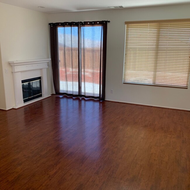 Building Photo - 4 BEDROOM VICTORVILLE HOME