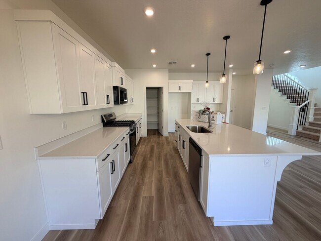 Building Photo - Beautiful Brand new 4 bedroom, 2.5 bathroom home in St George!