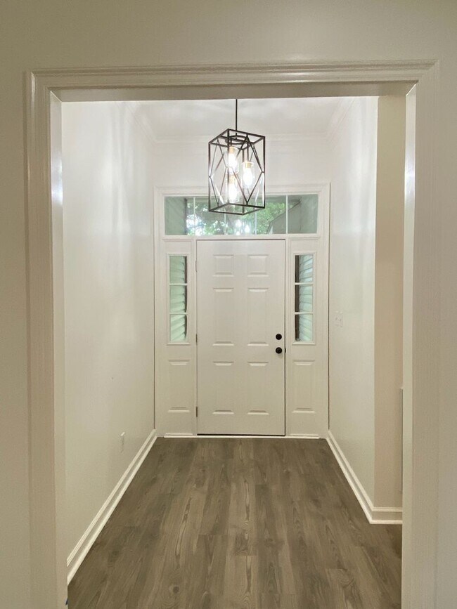 Building Photo - COMING AVAILABLE IN APRIL