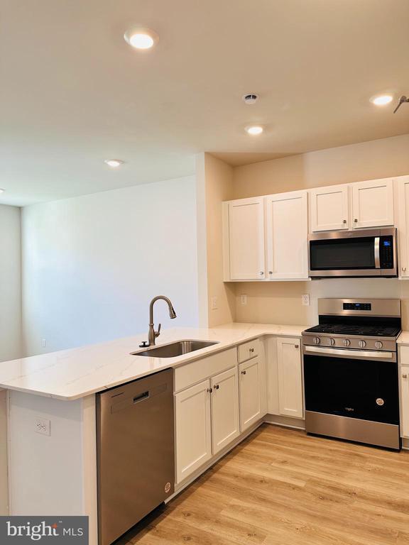 Building Photo - 8 Elenor Ln