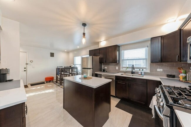 Building Photo - 856 E Capri Dr