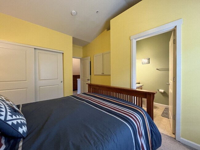 Building Photo - Well-Designed Condo with Dual Primary Suites, Vaulted Ceilings & Community Clubhouse