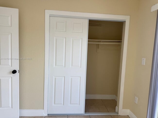 Building Photo - 2310 W 60th St