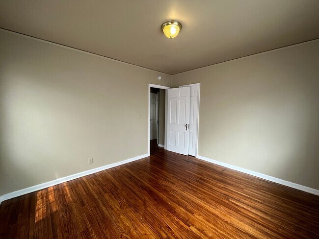 Building Photo - 1144 S Vandalia Ave