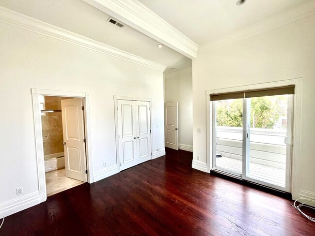 Building Photo - SPECTACULAR, TOP FLOOR 2 BED/2 BATH MISSIO...