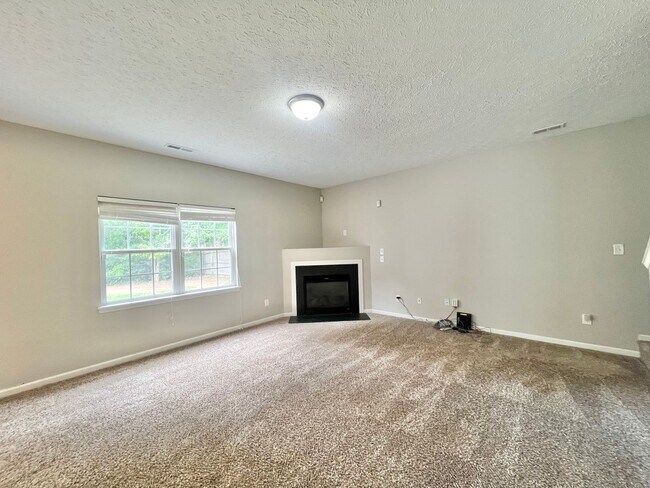 Building Photo - Charming 4BD, 2.5BA Durham Home with a Bonus Sun-Room & Fenced In Yard Only 10 Minutes Away from ...