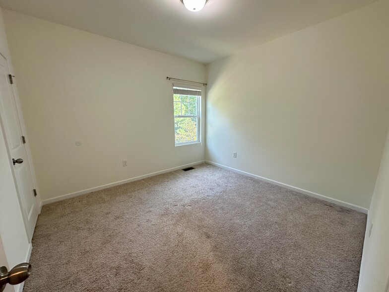 3rd Bedroom - 373 Durants Neck Ln