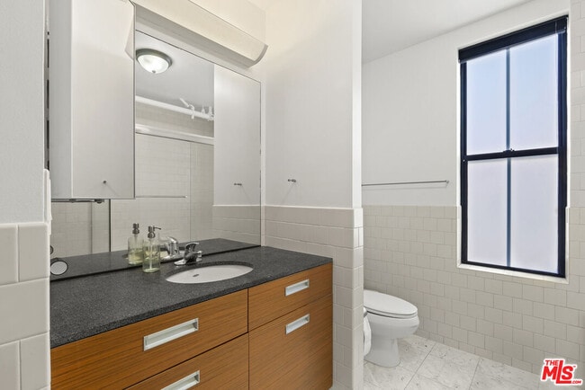 Building Photo - 746 S Los Angeles St