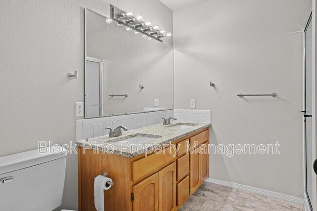 Building Photo - 543 W Bosanka Dr