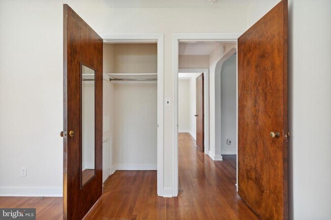 Building Photo - 10 Lloyd Ave