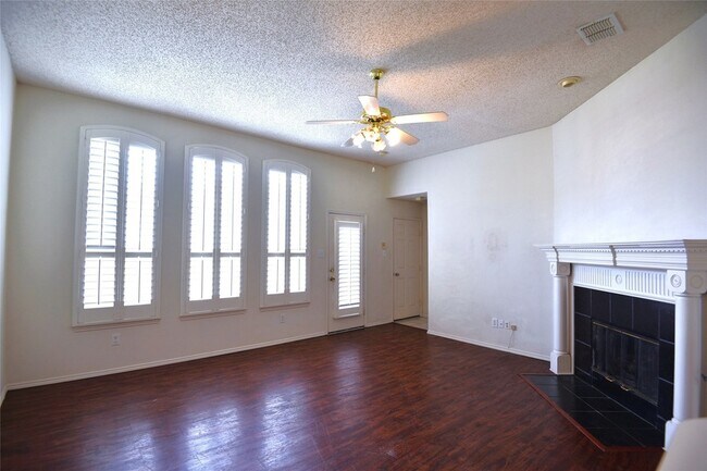 Building Photo - 9700 Summer Dr