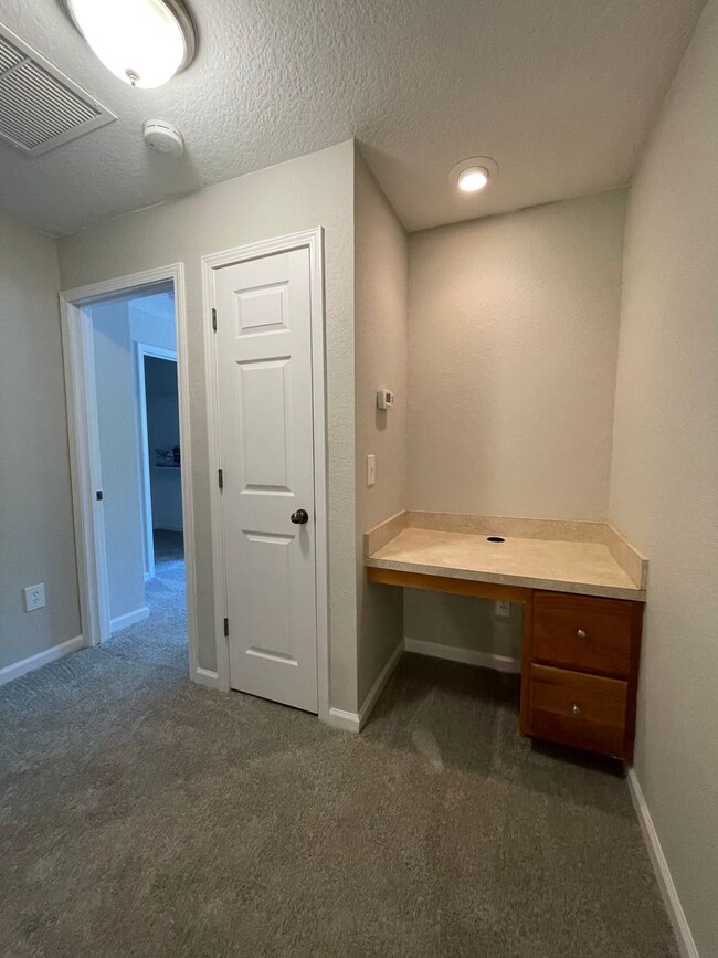 Building Photo - 2 bedroom 2.5 bath Townhome with 1 car att...