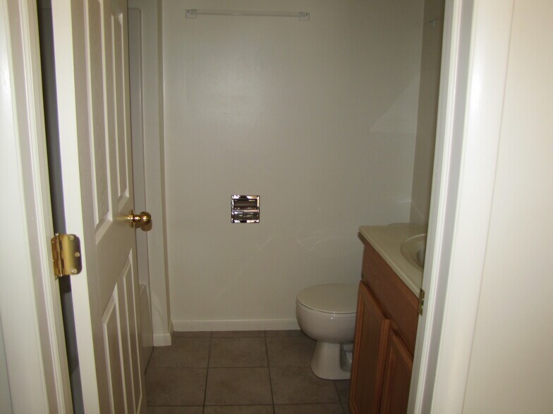322C small bath - 322 S Burrowes St
