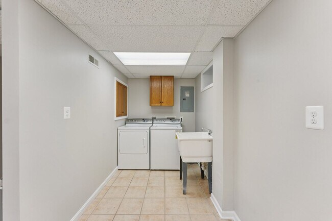 Building Photo - Charming and inviting two-bedroom home in ...