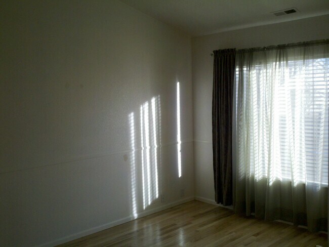 Building Photo - North-east one level living.