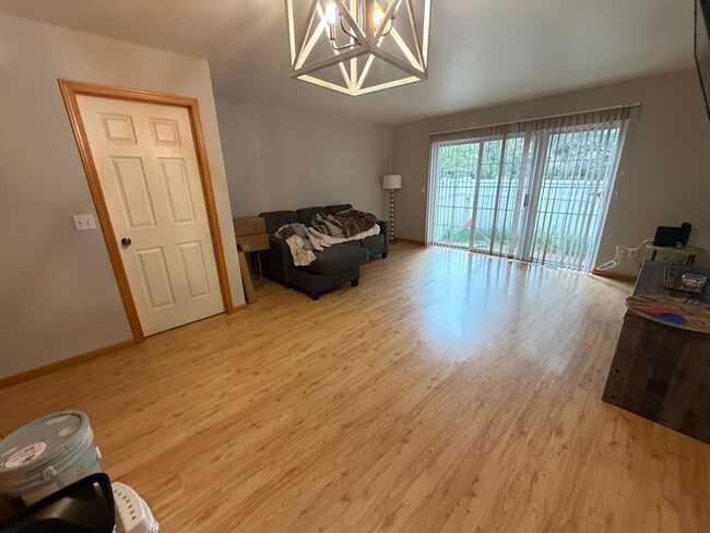 Building Photo - Fully Furnished West end townhome
