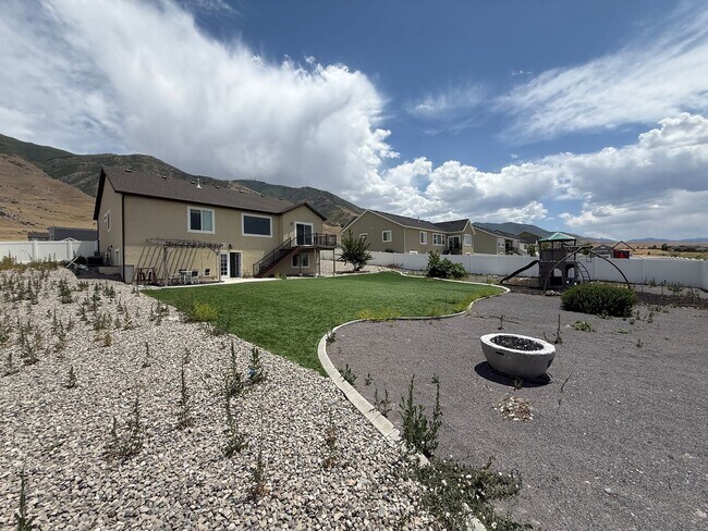 Building Photo - 8285 Lakeshore Dr