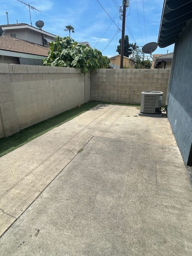 Building Photo - Lovely 2 bed, 2 bath Duplex Home in Orange