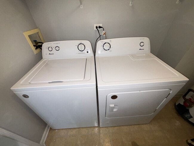 Building Photo - 1313 N Red Oak Cir