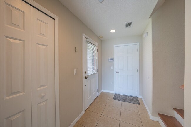 Building Photo - Town Home For Rent in Lake Brandon!