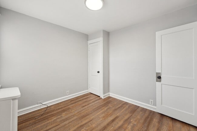 Building Photo - 3 Bedroom, 1.5 bath townhome