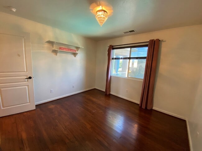 Building Photo - Big beautiful Home for rent in Visalia, Ca